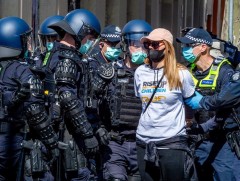 Мельбурн хотод хөл хориог эсэргүүцсэн жагсаал болж, 74 хүн баривчлагджээ 