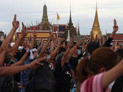 Тайландын жагсагчид засгийн газрынхаа саналыг хүлээж авахгүй байна 