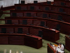 Хонконгийн парламентын гишүүд бүрэн эрхээсээ татгалзлаа