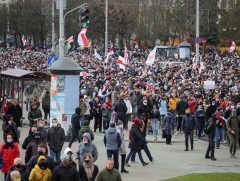 Беларусьт эсэргүүцлийн жагсаалд оролцсон 300 гаруй хүнийг баривчилжээ