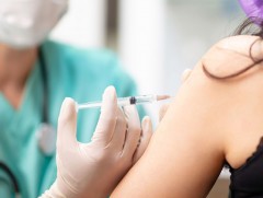 Их Британи нэг долоо хоногт 137 мянга гаруй хүнийг вакцинд хамруулжээ 