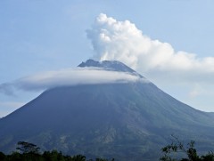 Индонезийн Мерапи галт уул идэвхжиж эхэлжээ