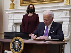 Жо Байден уур амьсгалын өөрчлөлттэй тэмцэх тухай зарлигуудад гарын үсэг зурлаа