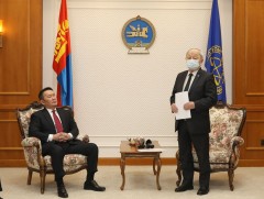 Ерөнхийлөгч Х.Баттулга Үндсэн хуулийн цэцэд очиж тайлбар өглөө