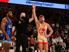 Алдарт Жордан Барроуз гэртээ үлдэж, Кайл Дейк Токиог зорихоор боллоо 