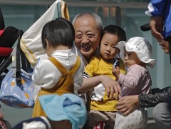 БНХАУ-ын эрх баригчид гэр бүлүүдэд 3 хүүхэдтэй болохыг зөвшөөрчээ