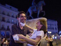 Испанид задгай орчинд амны хаалт заавал зүүх журмыг цуцлав 