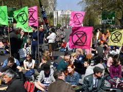 Лондонд байгаль хамгаалагчдын жагсаал цуглаан болжээ