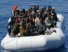 Газрын дундад тэнгисийг гаталж явсан цагаач иргэдийг аварчээ