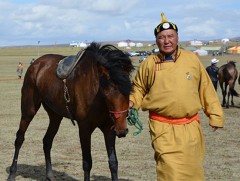 Зүүн бүсийн уралдаанд тод манлай уяач С.Лувсанбалдангийн луу халтар түрүүлж, улсын алдарт уяач Д.Л..