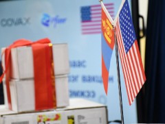 АНУ-ын Засгийн газраас КОВИД-19 халдварын эсрэг вакцин, хиймэл уушги орлуулагч хүлээлгэн өглөө