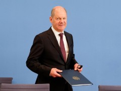 Германы Канцлерт нэр дэвшигчдийн халз мэтгэлцээний ялагчаар Олаф Шольцийг нэрлэж байна