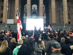 Тбилист Михаил Саакашвилиг суллахыг шаардсан жагсаал боллоо