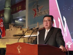 Ким Жон Ун ховор зэвсгийн үзэсгэлэнгээ танилцууллаа