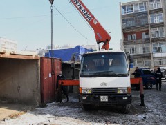 Зөвшөөрөлгүй барьсан гараашийг буулган, газар чөлөөлж байна