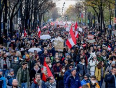 Вена хотод ковидын арга хэмжээг эсэргүүцэгчид жагсаал хийж байна