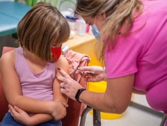 Унгарт 5-11 насны хүүхдүүдийг коронавирусний эсрэг вакцинд хамруулж эхэллээ 