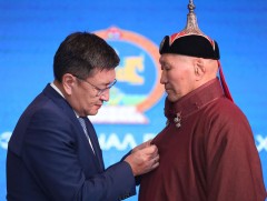 Зэвэгийн Дүвчинд Ардын багш цол хүртээв