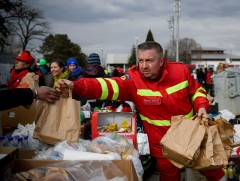 Украинаас нүүлгэн шилжүүлсэн иргэд Румынд ирж байна  