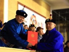 Улсын начин цолын болзол хангасан бөхчүүдэд цолын үнэмлэх, тэмдэг гардууллаа