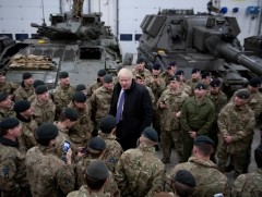 Борис Жонсон Их Британид сургуулилалт хийж байгаа Украины цэргүүдтэй уулзжээ 
