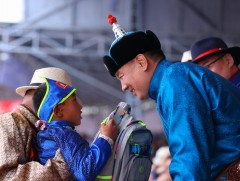 Монгол Улсын Ерөнхийлөгч хурдан морины унаач хүүхдүүдэд баяр хүргэж бэлэг гардуулав