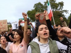 Парист иран эмэгтэйчүүдийг дэмжих жагсаал боллоо