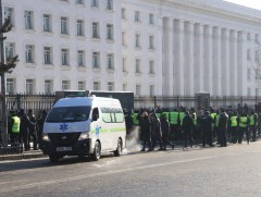 Нүцгэлсэн иргэдийг түр саатуулах байранд аваачсан, эрүүл мэндийн үзлэг, туслалцаа үзүүлж байна гэв