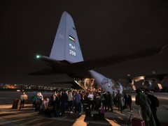 Улс орнууд Суданаас иргэдээ татаж авахаар яаравчилж байна 