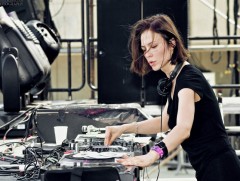 Алдарт DJ, хөгжмийн продюсер Нина Кравис Монголд ирнэ