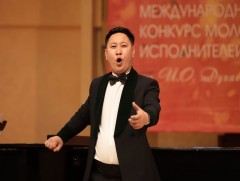 Хөгжимт драмын театрын гоцлол дуучин Л.Түвшинсайхан ганзага дүүрэн оролцжээ 