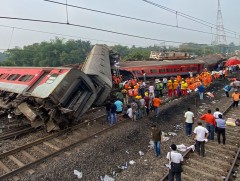 Энэтхэгт галт тэрэг осолдож, мөргөлдсөний улмаас олон хүний амь нас хохирчээ 