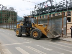 Зөвшөөрөлгүй барьсан барилгын хашааг албадан буулгажээ 