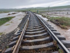 Төмөр замын далан үерийн усанд угаагдсан тул галт тэрэгний хөдөлгөөнийг түр хязгаарлалаа