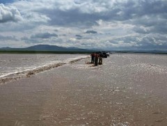 Арвайхээр-Баянхонгор чиглэлийн хатуу хучилттай авто зам уулын үерт автаад байна