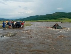 Бэлчирийн голд хөвж байсан автомашиныг татан гаргажээ