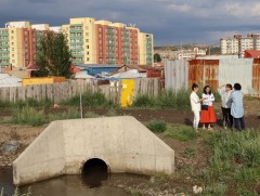 Улаанбаатарын үерийн өндөр эрсдэл бүхий гэр хорооллын 10 хороонд НҮБ-ын ХАБИТАТ байгууллагаас хэрэ..