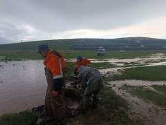 Сумын төвийн голын дагуух айл өрх усанд автжээ 