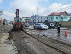 Үерийн усаар түрэгдэж орж ирсэн хайрга, шороог цэвэрлэж, замыг чөлөөлөхөөр ажиллаж байна 