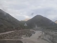  Хавчигийн хавцалд үер буусны улмаас уулын чулуу бууж, автомашин урсаж зам хаагджээ