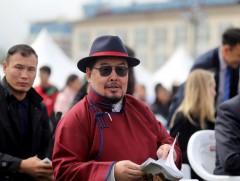 Г.Занданшатар: Номоос өнгөрснийг ч мэдэж чадна. Ирээдүйгээ ч зөгнөж харж чадна. Иймээс илүү их унш..