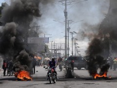 Хаити: Дээрмийн бүлэглэлүүд төрийн ордныг галдав