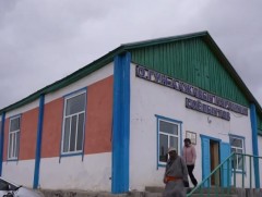 Нөмрөг сумын иргэд нурах дөхсөн барилгад урлаг, соёлын үйлчилгээ авч байна