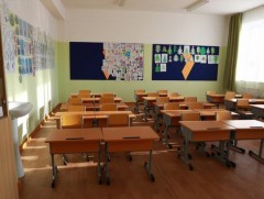 Хоёр сургууль гурван ээлжээр хичээллэж байна