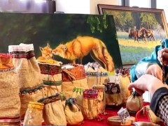 Малчин Л.Баяндүүрэн үхрийн гүзээ, хонины цоохор сархинагаар 30 гаруй төрлийн бүтээл урлаж байна