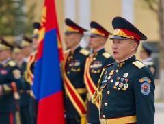 Монгол цэргүүдээ командлан алхсан дэд хурандаа Э.Билэгсайханд хурандаа цол олголоо