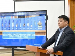 УИХ: Академич С.Чулуун “Дэлхийд тархсан монгол өв” 12 боть бүтээлийнхээ дээжийг  бэлэглэв