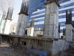 Бусдын эзэмшил газарт зөвшөөрөлгүй барьж буй “Оргил МГЛ” ХХК-ийн барилгын каркасыг албадан буулгаж..