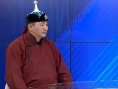 Хорин хүүхдийг морь цоллооч болгохоор сургаж байна 