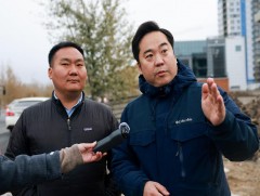 Нисэхийн тойргоос тэмээтэй хөшөө хүртэл авто замын нэгдүгээр эгнээг чөлөөлж нийтийн тээврийн автоб..